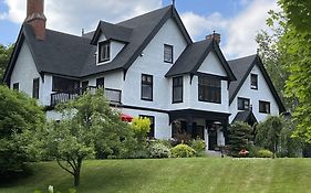 Manor House Inn (Adults Only)